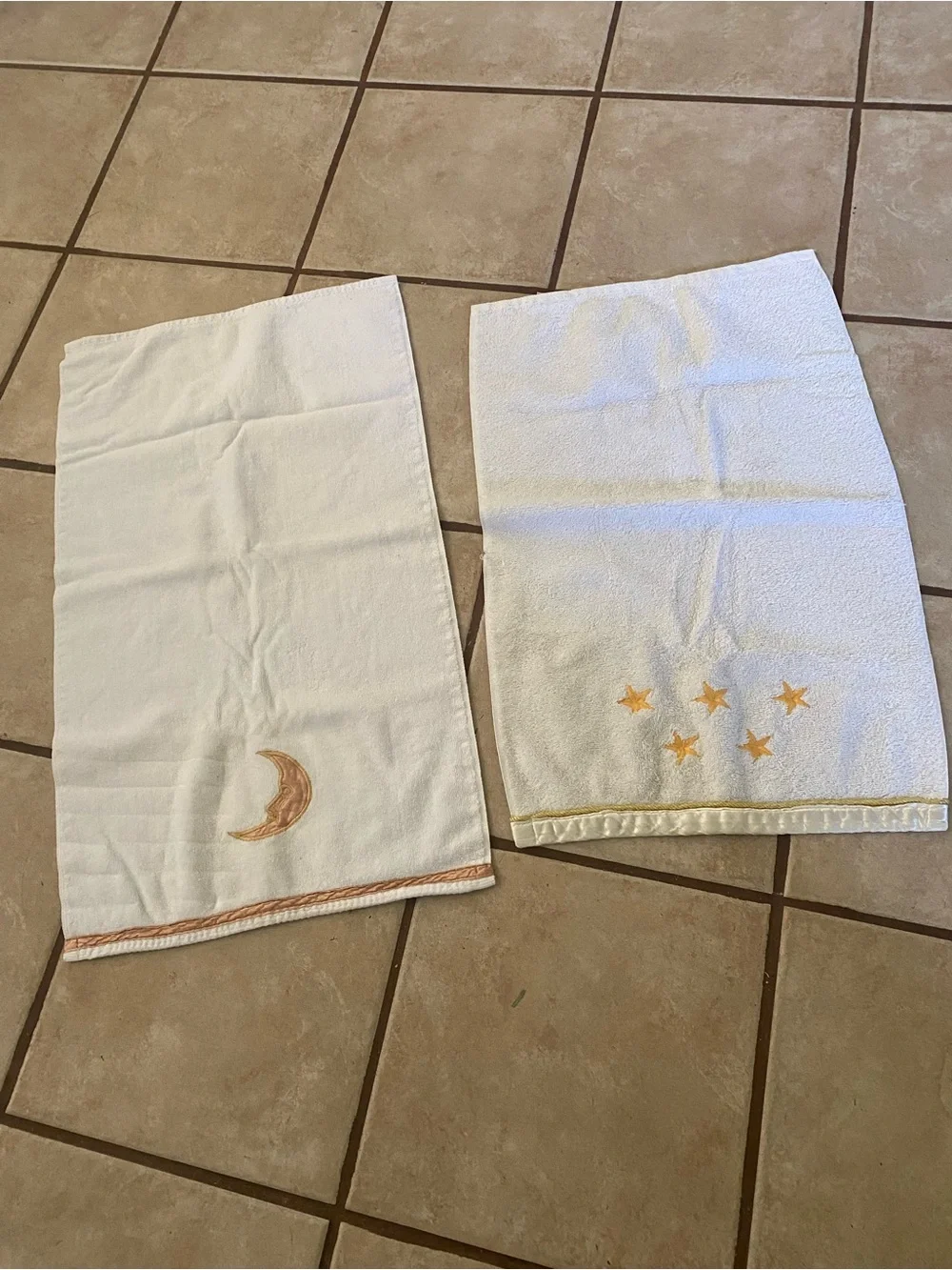 (A273) 2 Vintage Late 1980’s Appliqué Moon & Stars White Hand Towels